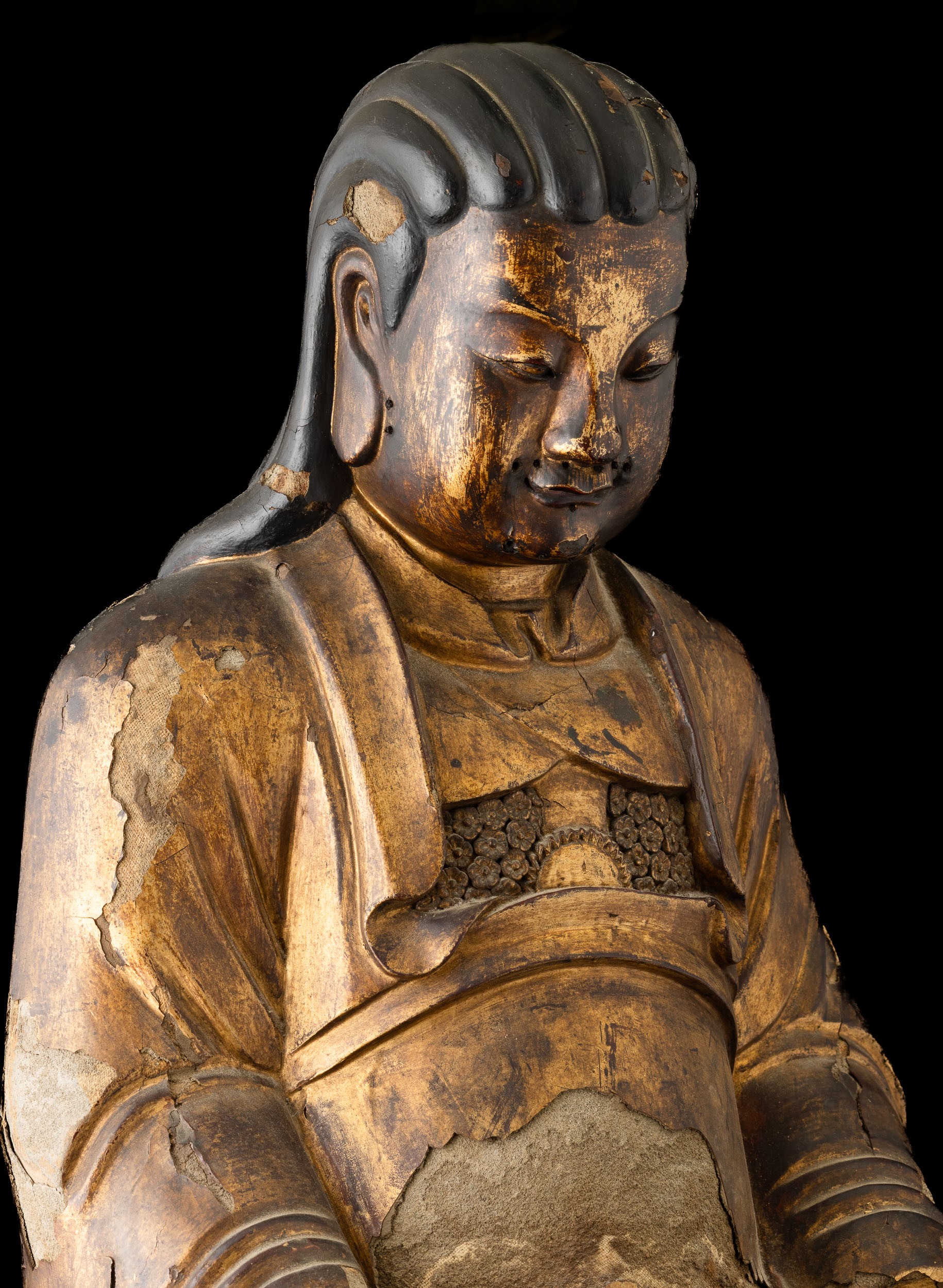Cina, Dinastia Ming (attrib.), Grande figura di dignitario seduto, legno laccato e dorato scolpit...