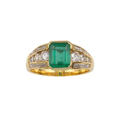Anello con smeraldo e diamanti taglio rotondo e baguettes, oro giallo 18 kt