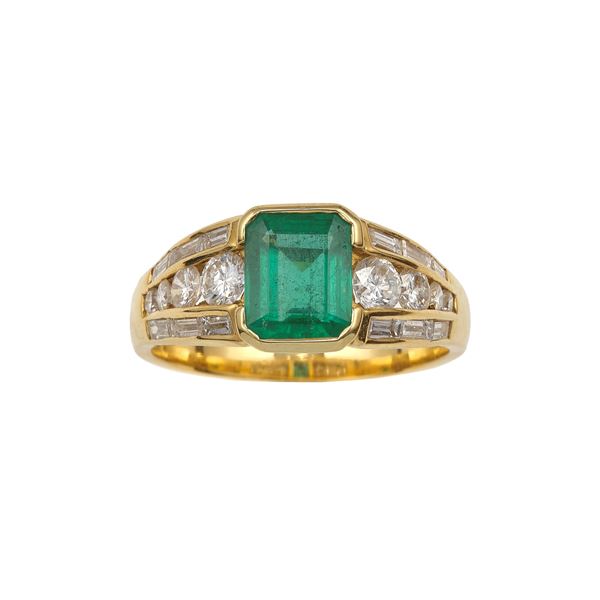 Anello con smeraldo e diamanti taglio rotondo e baguettes