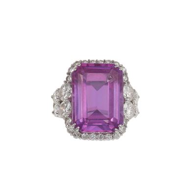 Anello in oro bianco 750/1000 con corindone metamerico sintetico e diamanti
