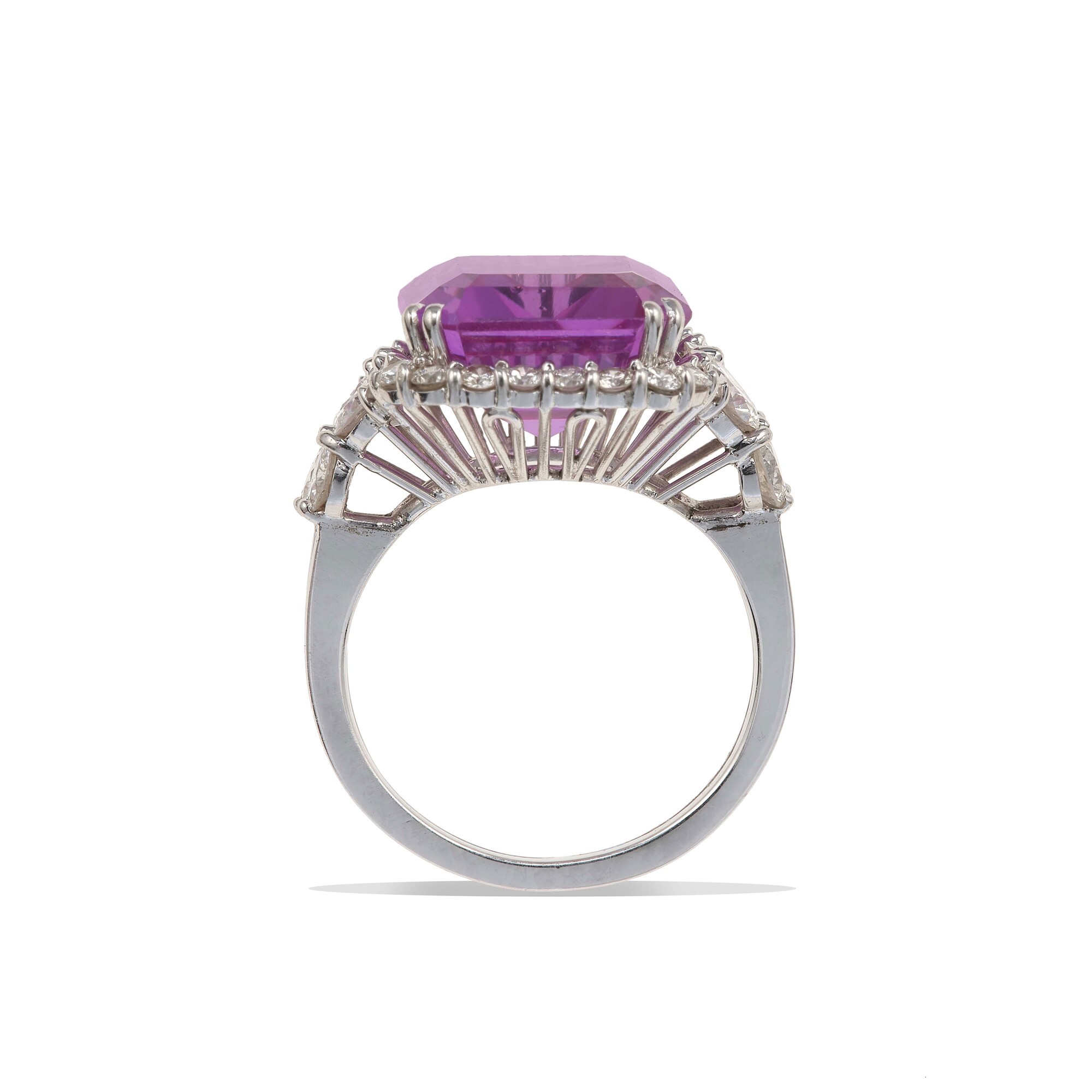 Anello in oro bianco 750/1000 con corindone metamerico sintetico e diamanti