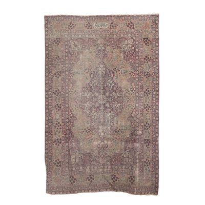 Tappeto Kirman, fine XIX–inizio XX secolo, decorazione floreale con cartiglio iscrittp in testata