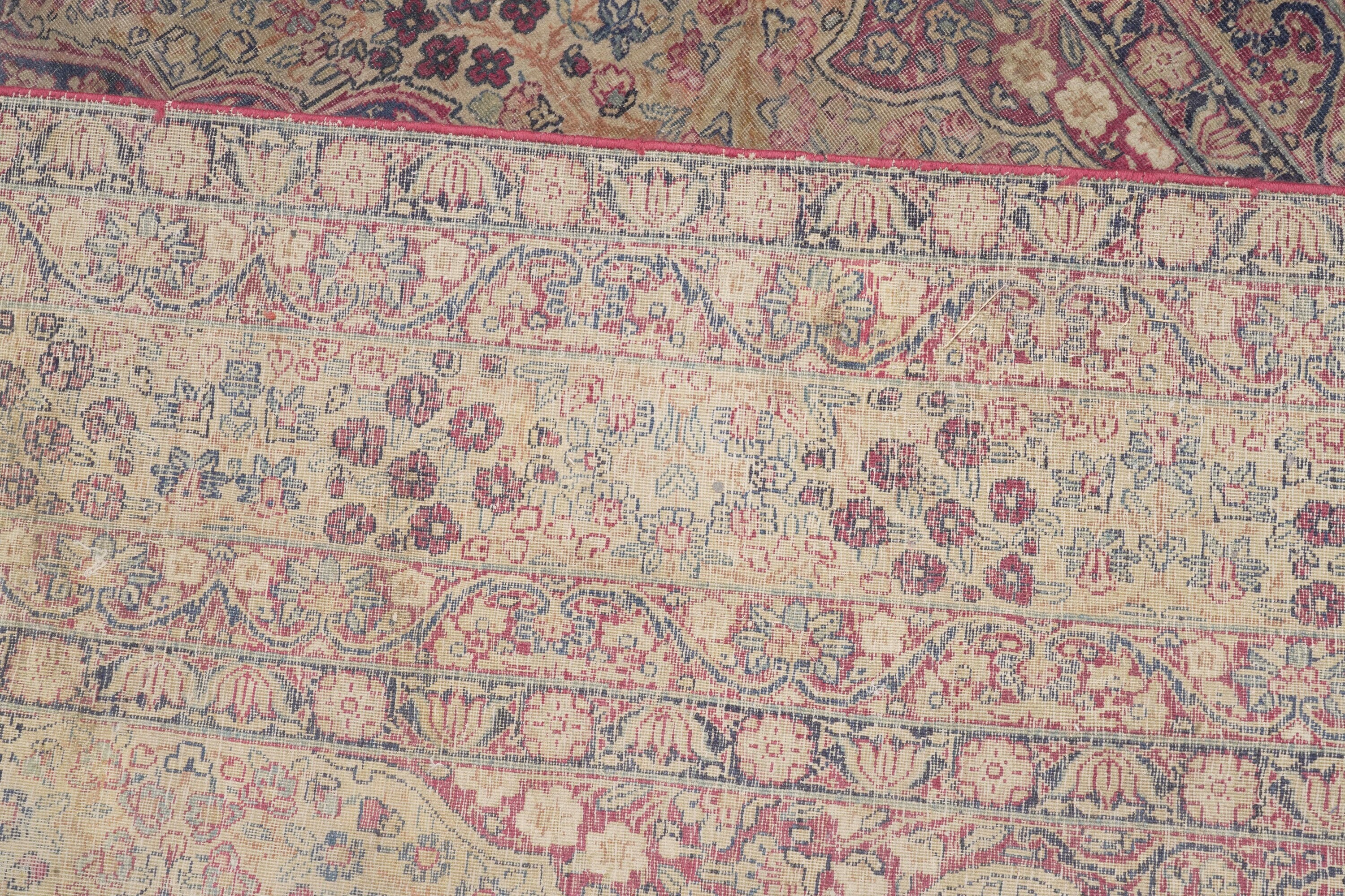 Tappeto Kirman, fine XIX–inizio XX secolo, decorazione floreale con cartiglio iscrittp in testata