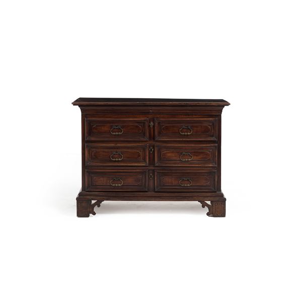 Cassettone in noce. Emilia, XVII secolo