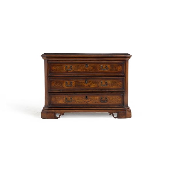 Cassettone lastronato in radica e filettato. Emilia, XVII-XVIII secolo