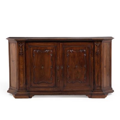 Credenza intagliata con riserve sagomate, XVIII secolo