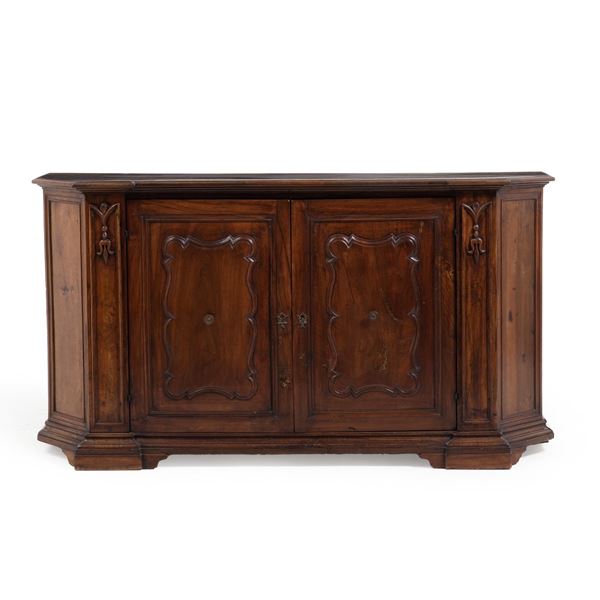Credenza intagliata con riserve sagomate. XVIII secolo