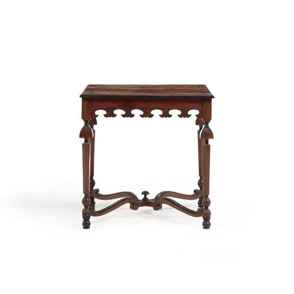 Tavolo in legno intagliato ed intarsiato. XIX secolo