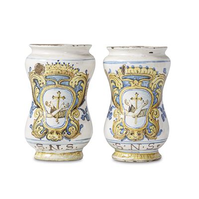 Bottega dei Grue, Coppia di albarelli con stemma dei frati cappuccini, maiolica policroma, XVIII ...