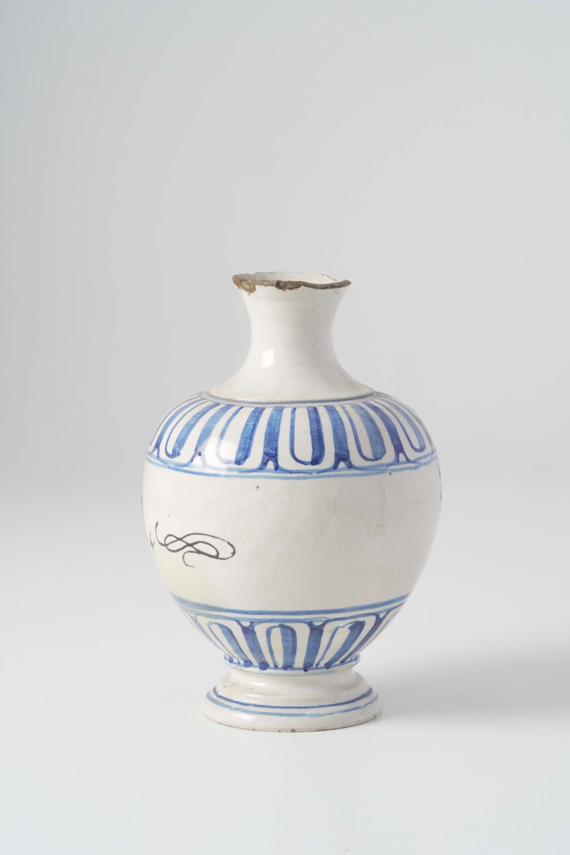 Italia settentrionale (probabile area veneta), Bottiglia apotecaria in maiolica, decorazione a ba...