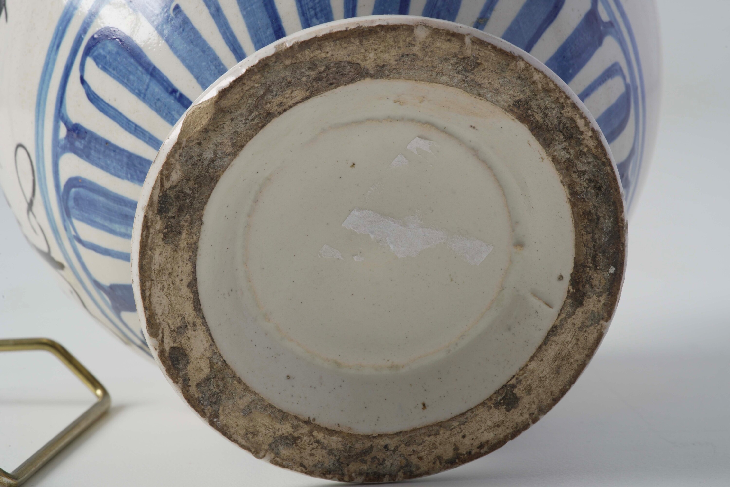 Italia settentrionale (probabile area veneta), Bottiglia apotecaria in maiolica, decorazione a ba...