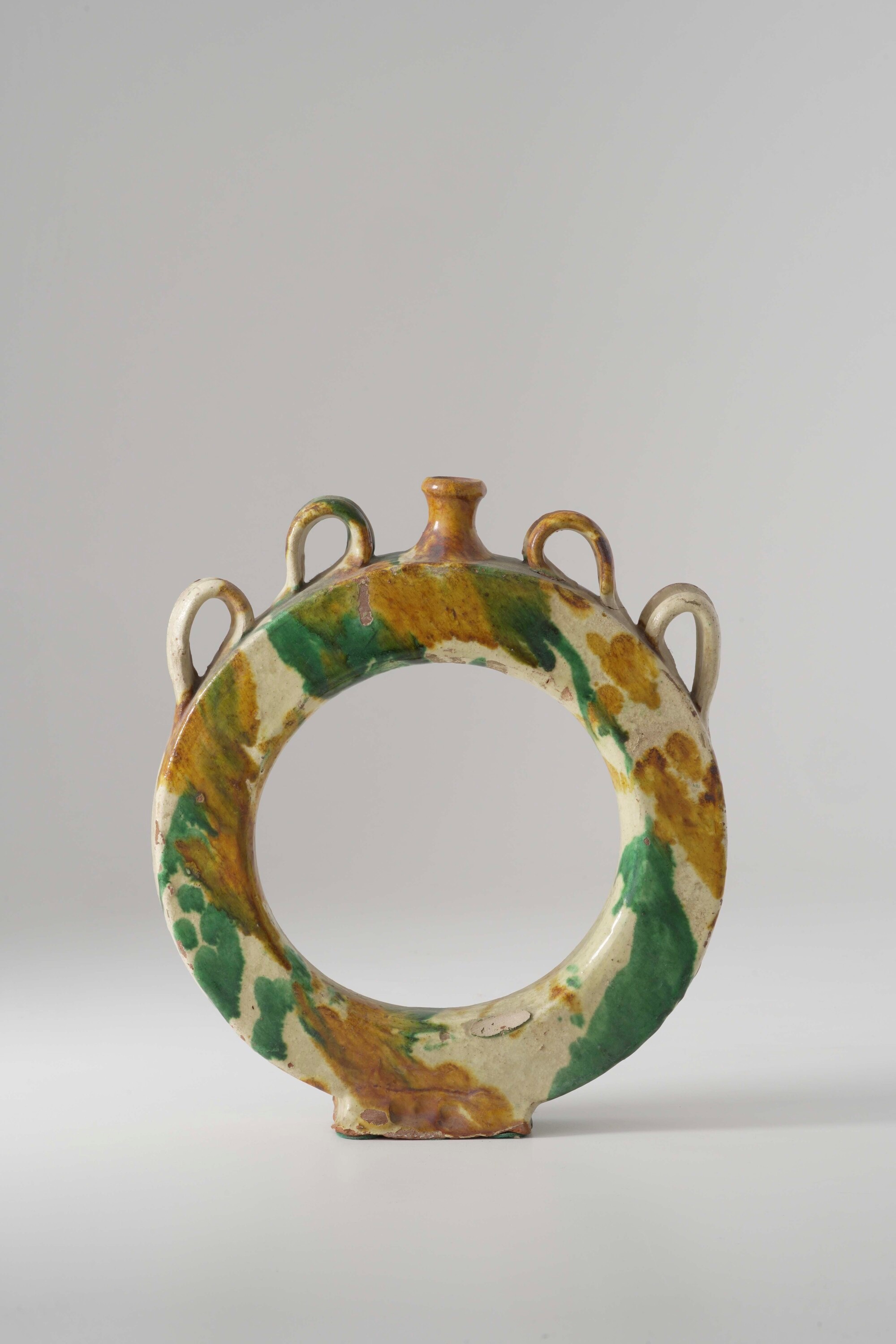 Natale Russo (attrib.), Fiasca a ciambella schiacciata in terracotta smaltata