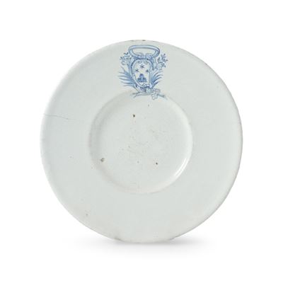 Officina settentrionale italiana, Piatto da portata in maiolica, XVIII secolo
