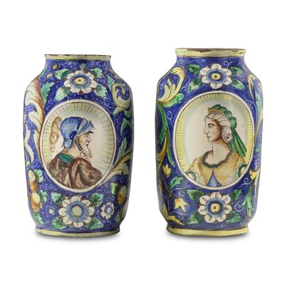 Manifattura Gesualdo di Bartolo (Caltagirone), Coppia di grandi albarelli in maiolica, decorazion...