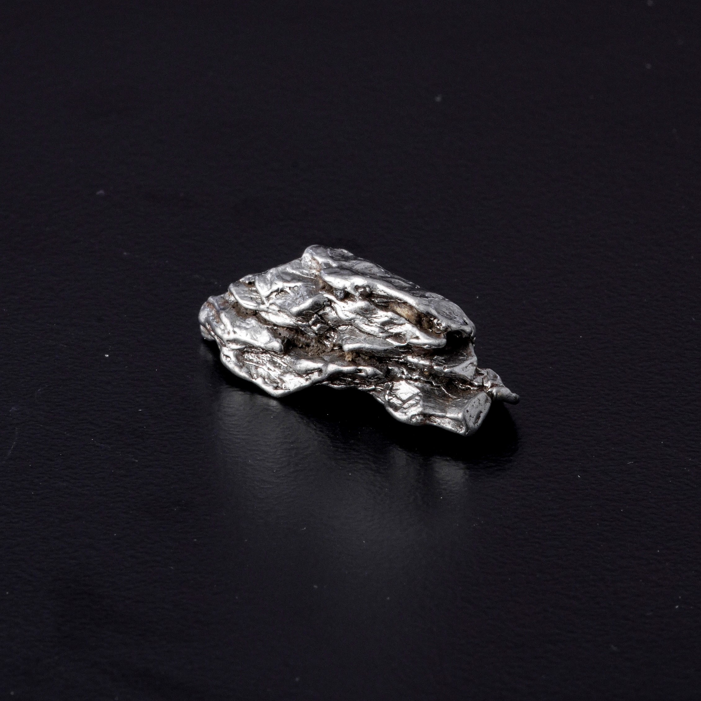 Frammento di Meteorite 'Campo del Cielo', ferroso, dimensioni 3,5 x 1 cm, Argentina, ca. 4800 ann...