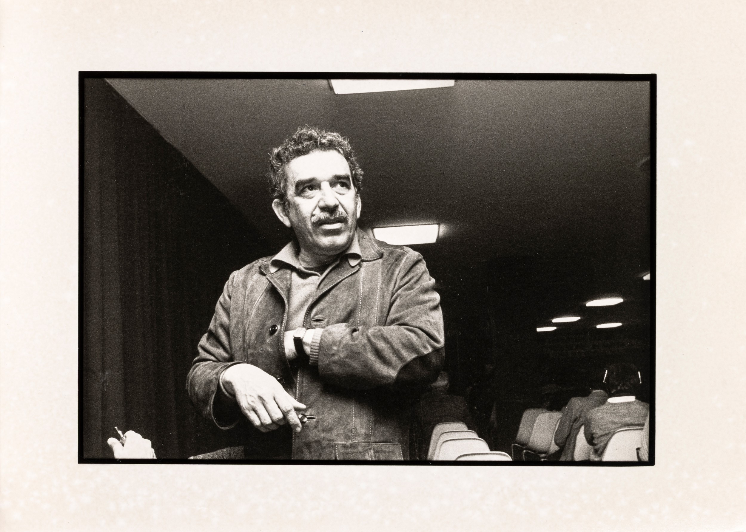 lotto di due fotografie Senza titolo (Gabriel García Marquez e manifestazione)