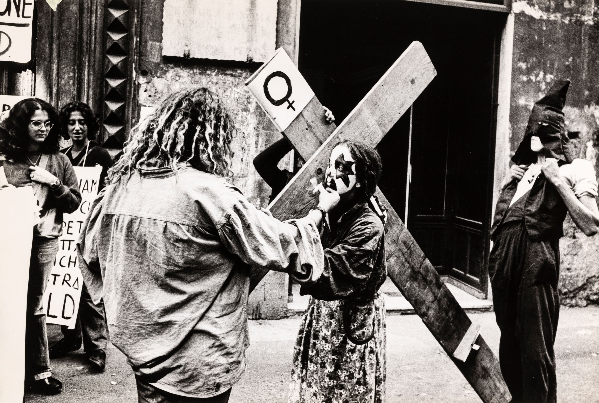 lotto di due fotografie Senza titolo (Gabriel García Marquez e manifestazione)