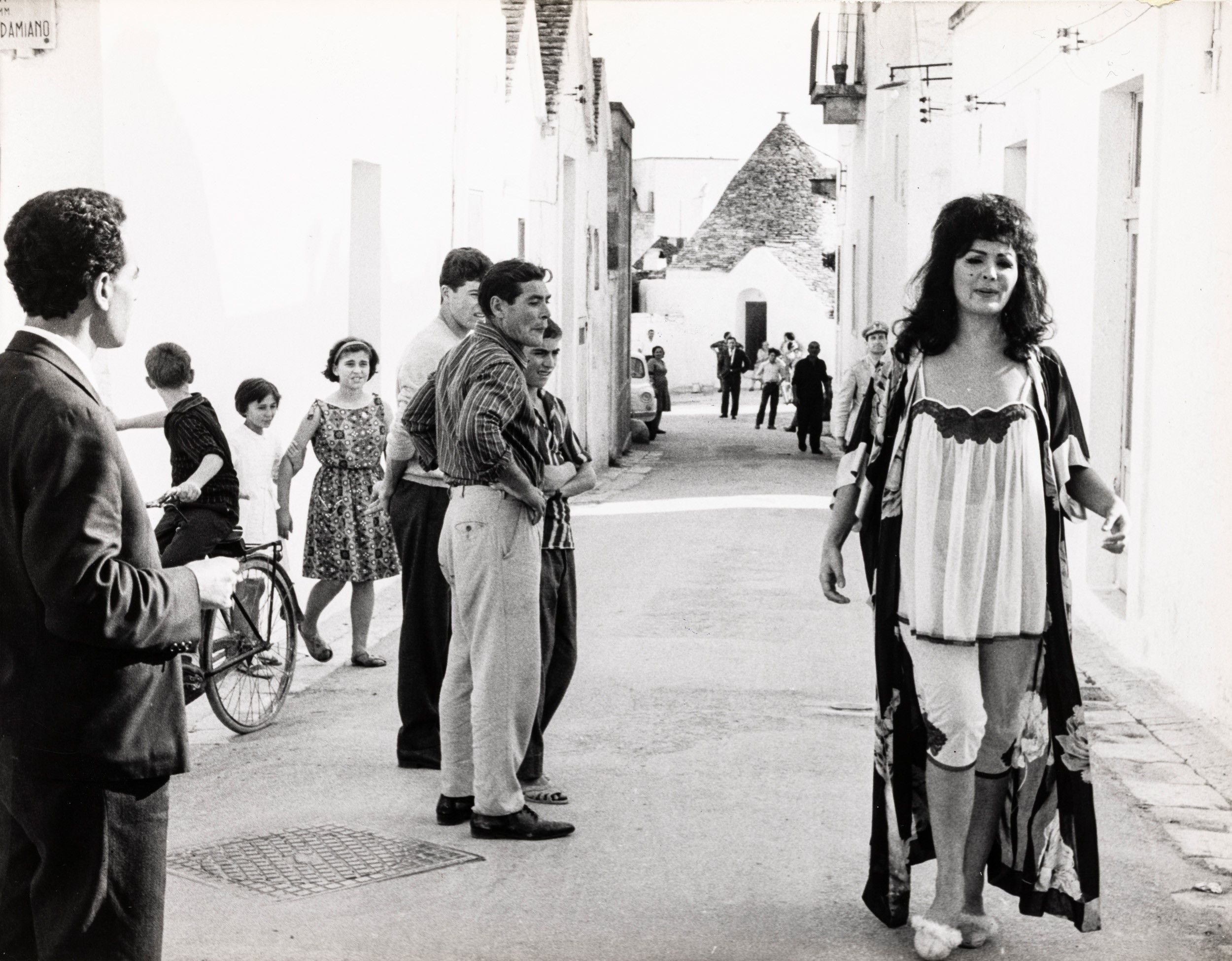 lotto di due fotografie Moira Orfei, scena tratta dal film "Casanova ‘70"