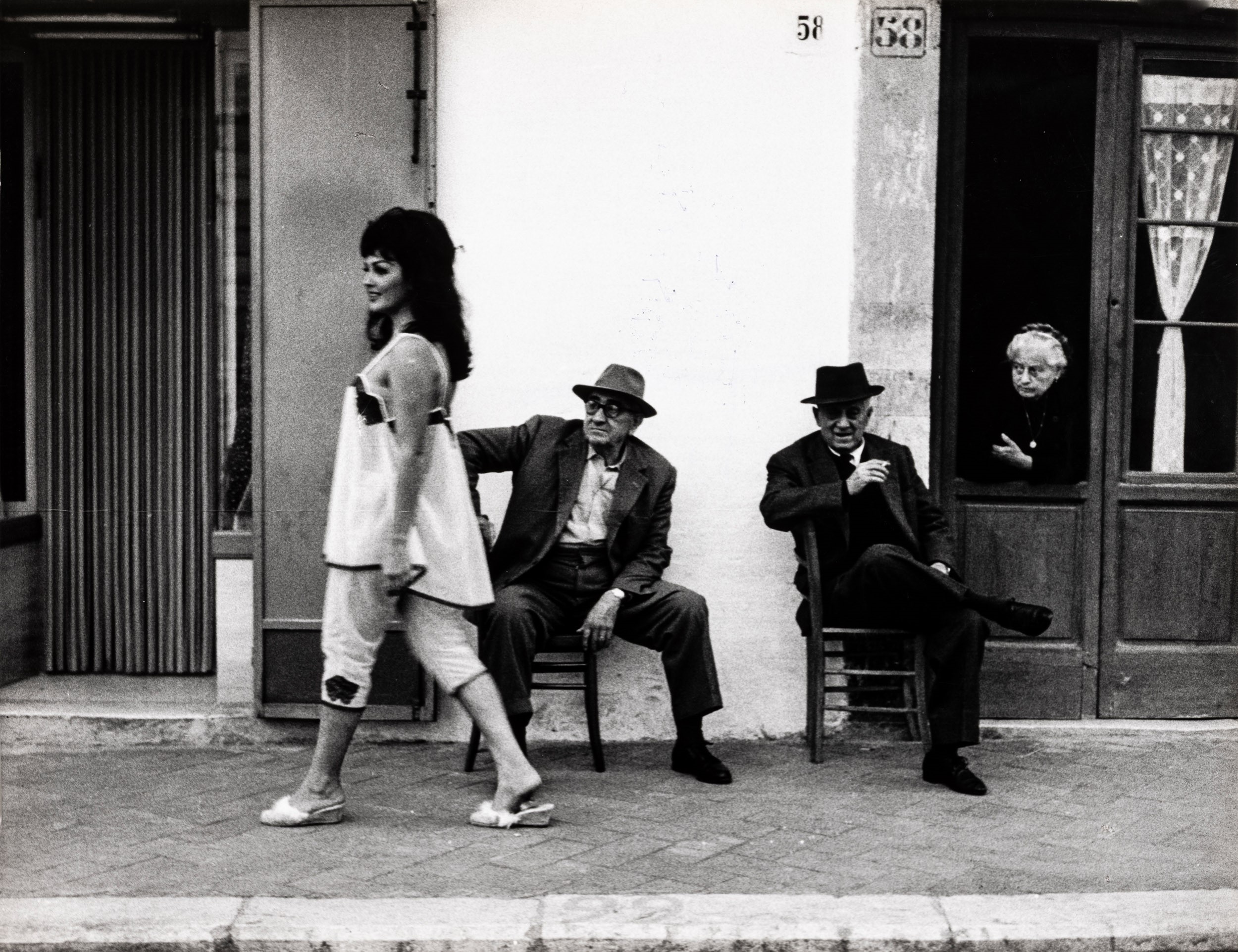 lotto di due fotografie Moira Orfei, scena tratta dal film "Casanova ‘70"