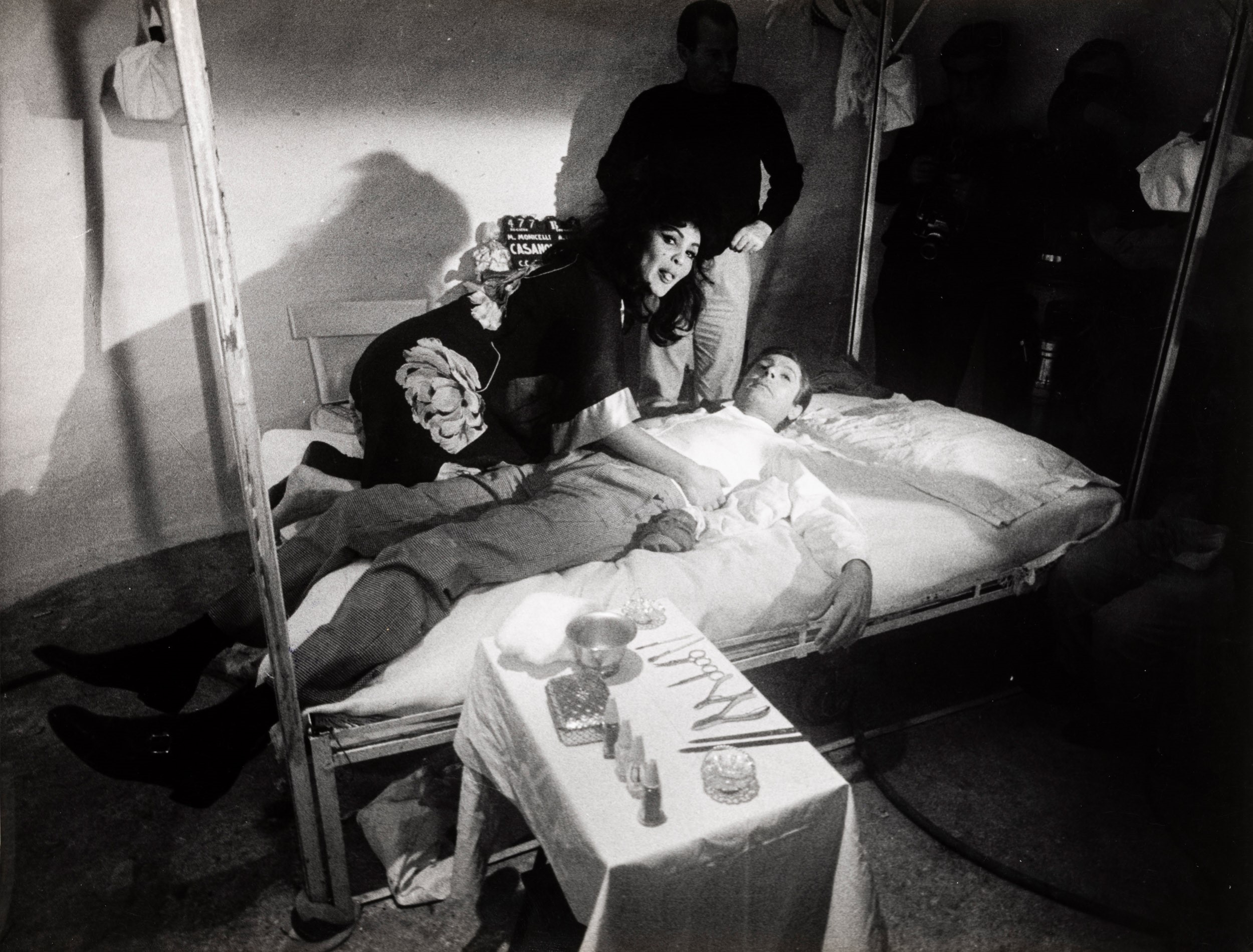 lotto di due fotografie Moira Orfei e Marcello Mastroianni, scena tratta dal film "Casanova ‘70"