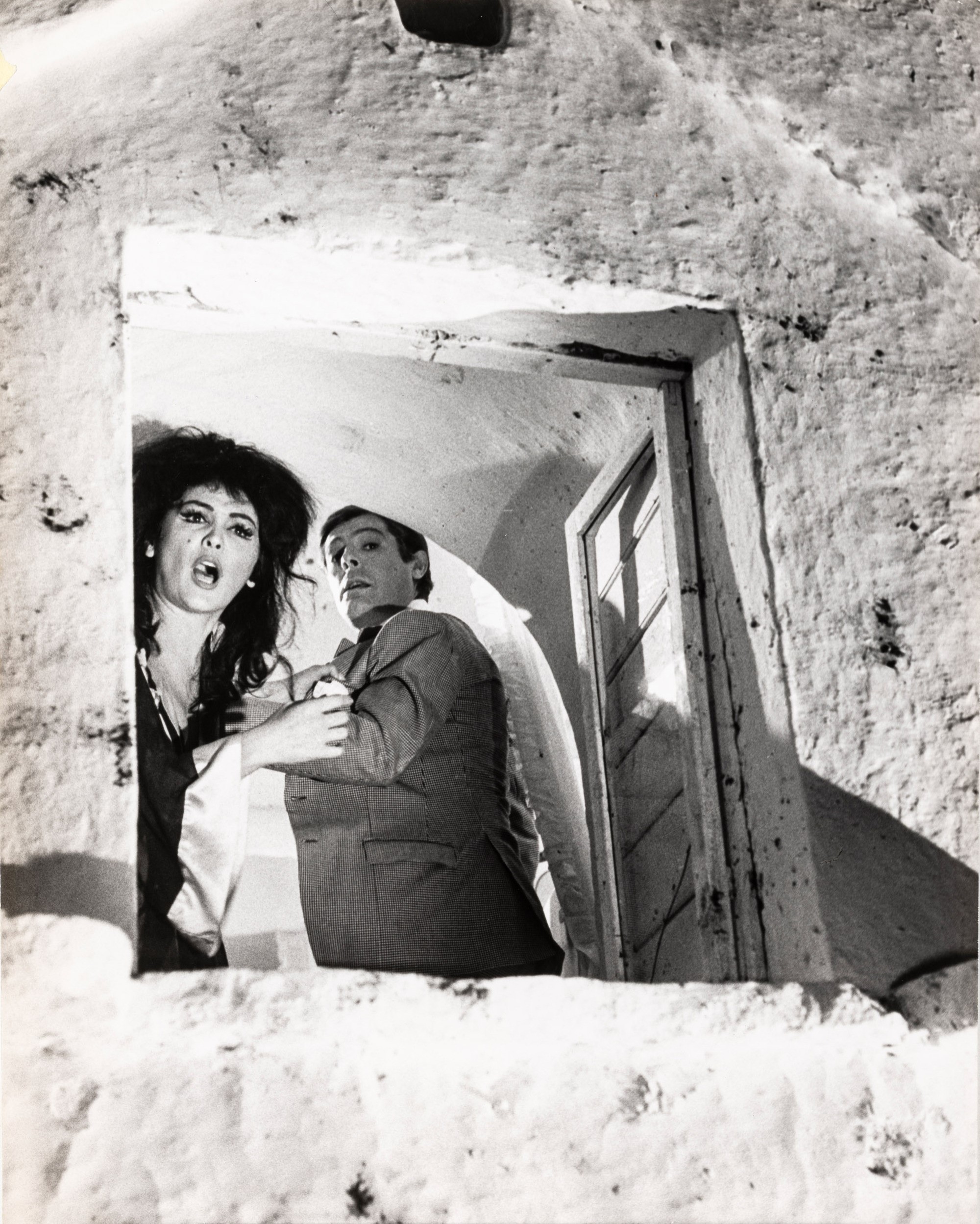 lotto di due fotografie Moira Orfei e Marcello Mastroianni, scena tratta dal film "Casanova ‘70"