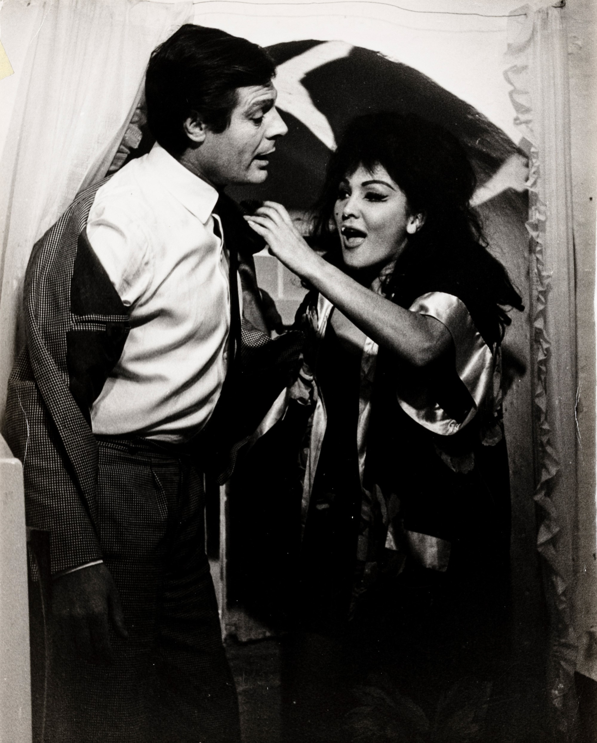 lotto di due fotografie Moira Orfei e Marcello Mastroianni, scena tratta dal film "Casanova ‘70"