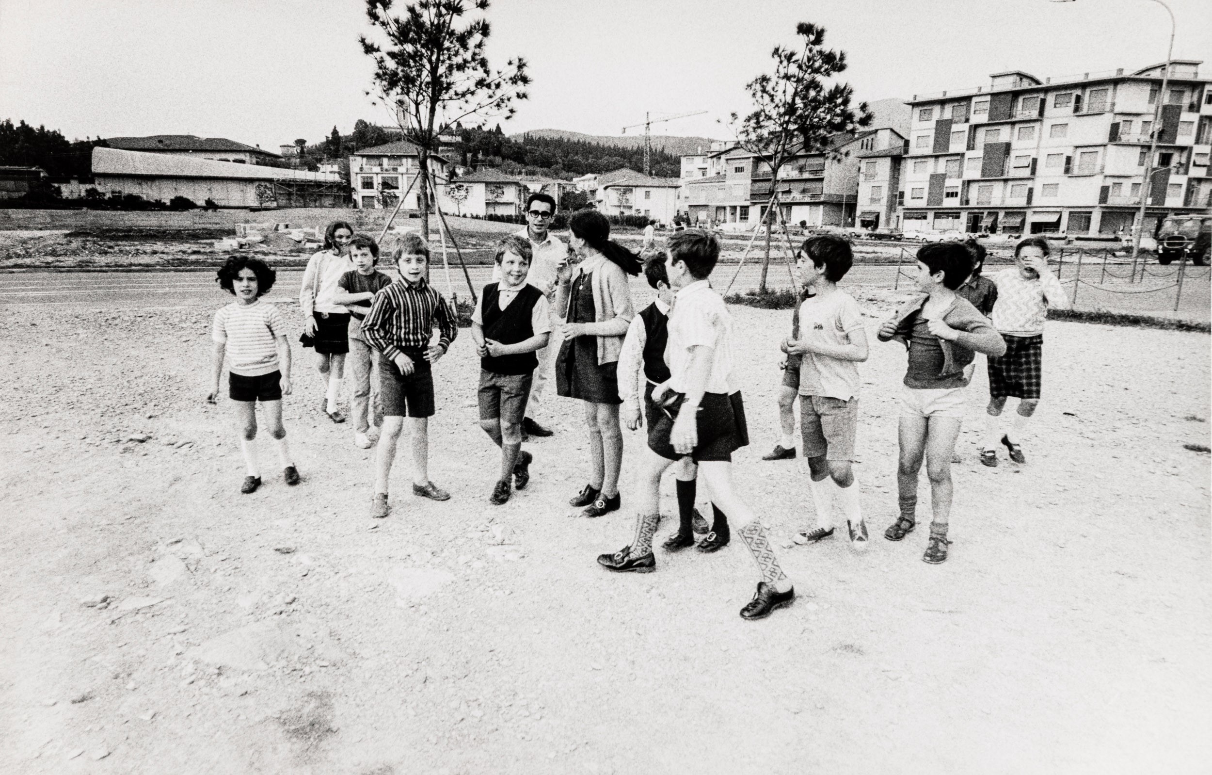 Mario Dondero - Lotto di due fotografie senza titolo (manifestazioni politiche), stampe alla gela...