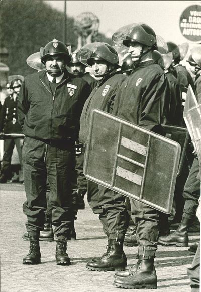 Senza titolo (CRS a una manifestazione studentesca), stampa fotografica in bianco e nero