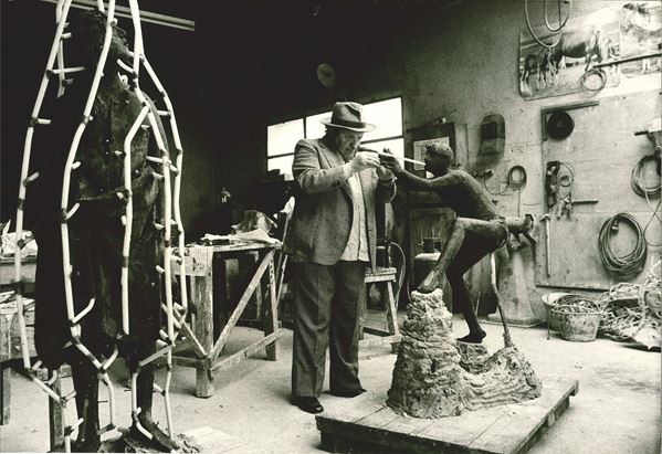 lotto di due fotografie Senza titolo (Giacomo Manzù nel suo studio)