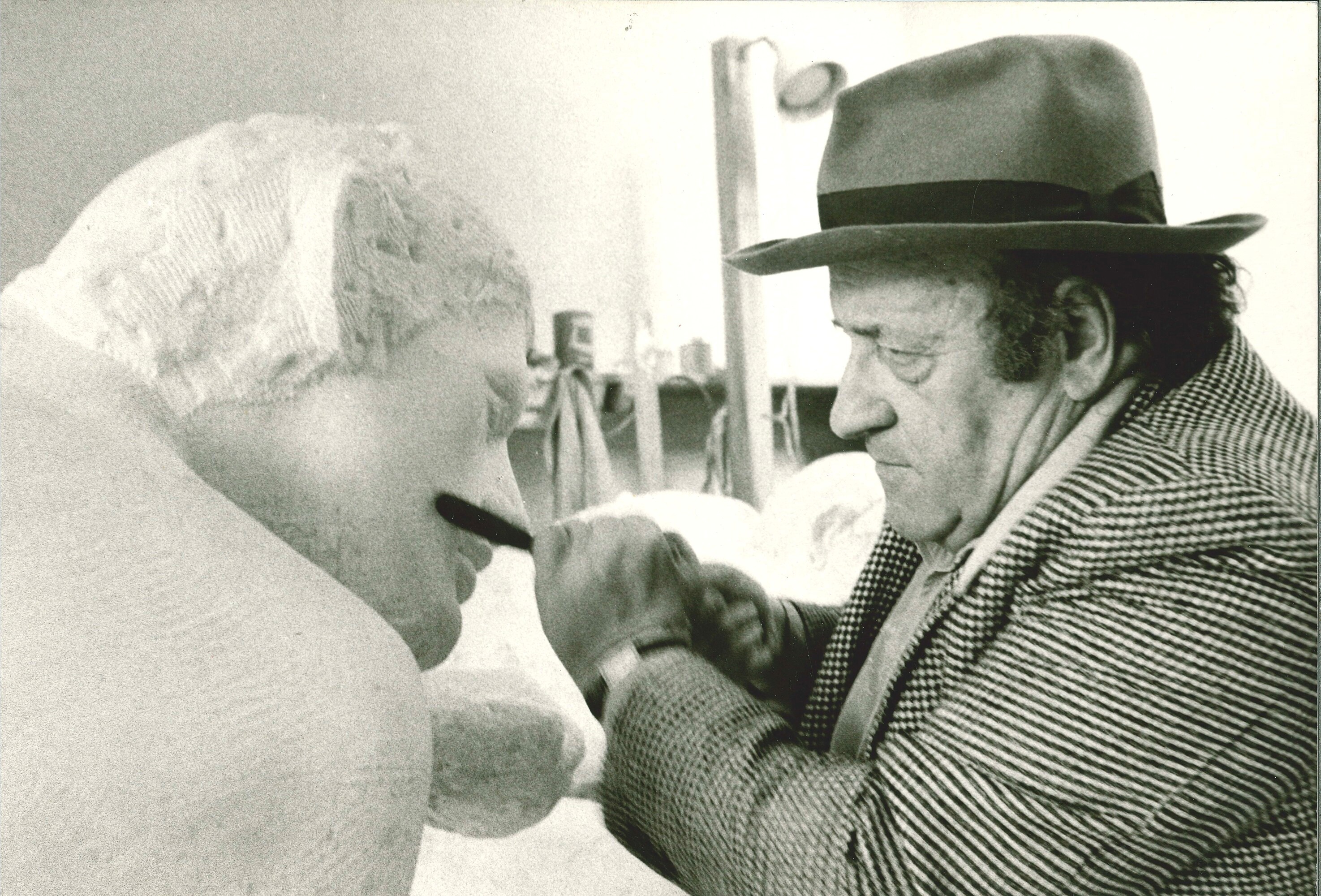 lotto di due fotografie Senza titolo (Giacomo Manzù nel suo studio)