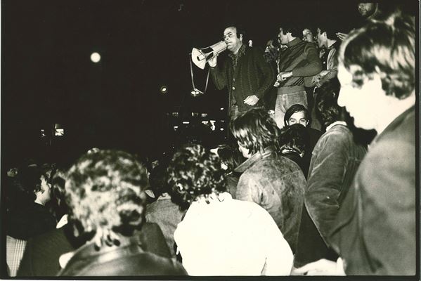 Tano D’Amico - Senza titolo (Mimmo Pinto a un comizio notturno di disoccupati, Napoli)