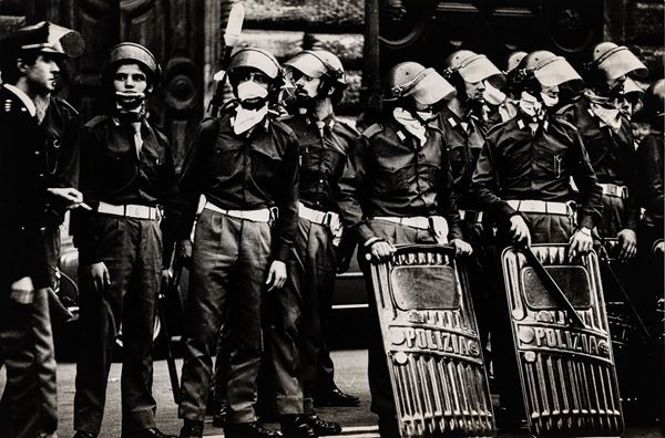 Vezio Sabatini - Senza titolo (Poliziotti in tenuta antisommossa)