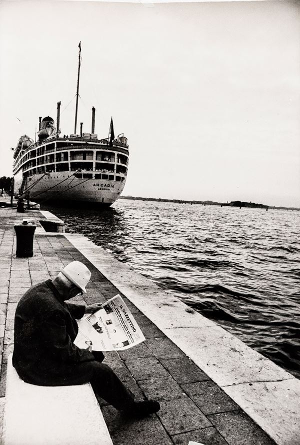 Senza titolo (Uomo a Venezia che legge 