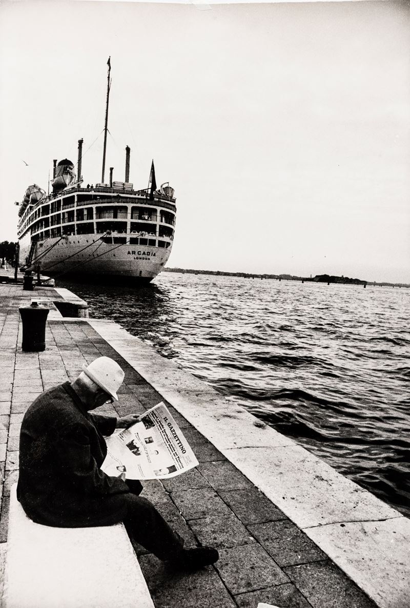 Senza titolo (Uomo a Venezia che legge "Il gazzettino")