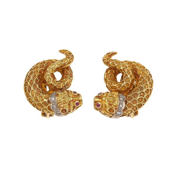 Lalaounis. Orecchini "Chimera" con diamanti, rubini e smalto