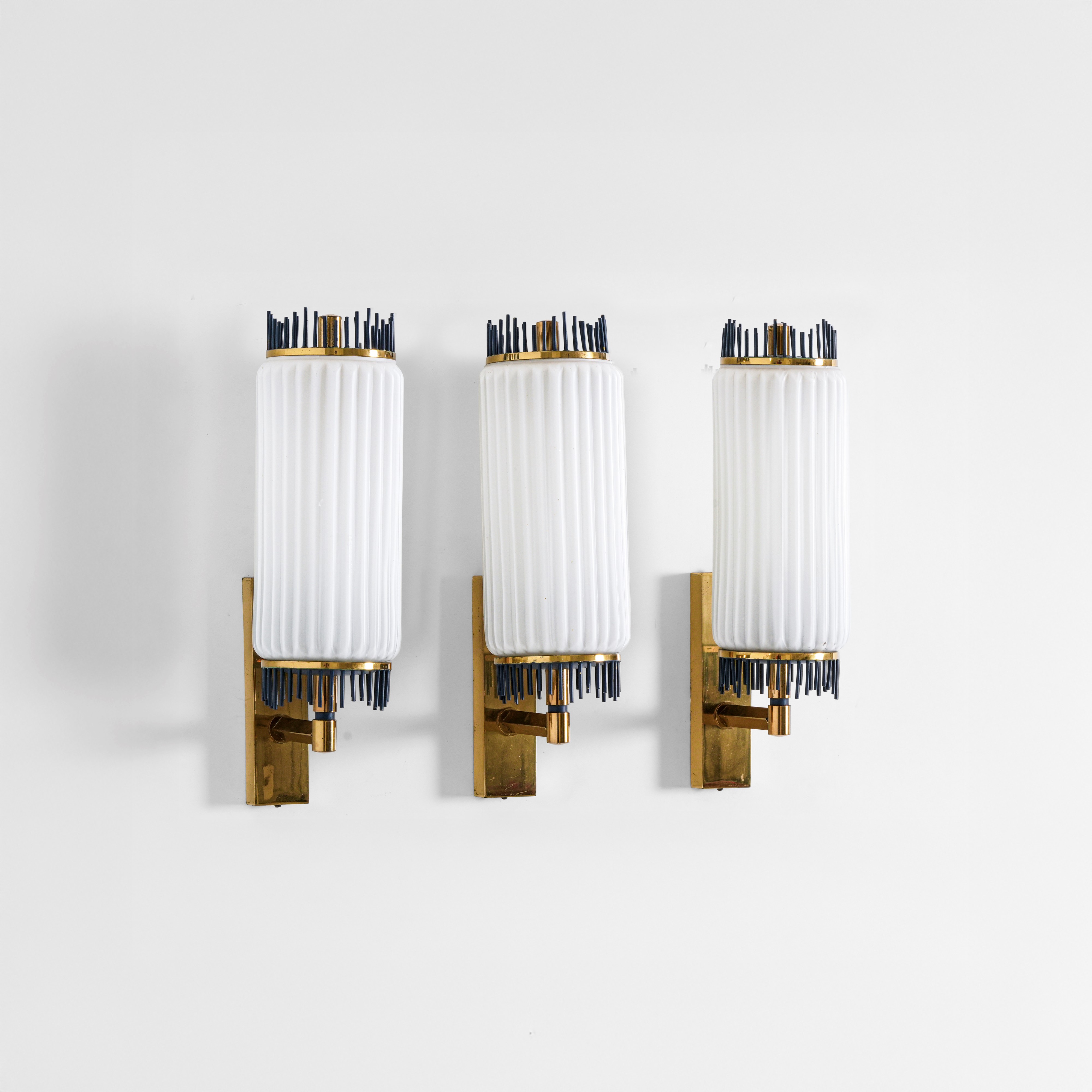 Lampade a parete in ottone e vetro opalino, Italia, circa 1960