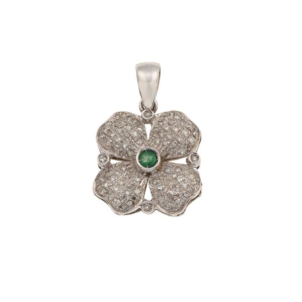 Pendente "quadrifoglio" con smeraldo e pavé di diamanti