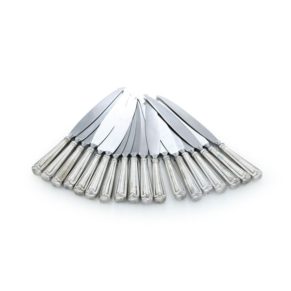 Diciotto coltelli con manico in argento. Argenteria italiana della prima metà del XX secolo