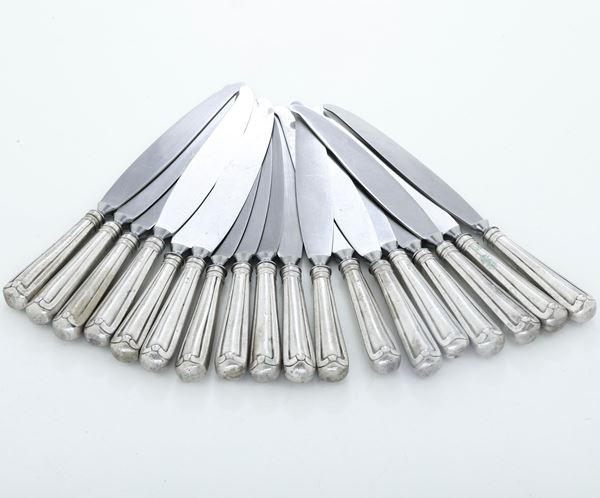 Diciotto coltelli con manico in argento. Argenteria italiana della prima metà del XX secolo