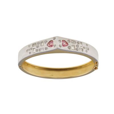 Bracciale semi rigido in oro giallo e bianco con diamanti e corindoni rosa