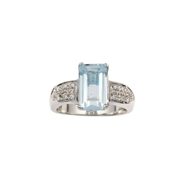 Anello con acquamarina e piccoli diamanti