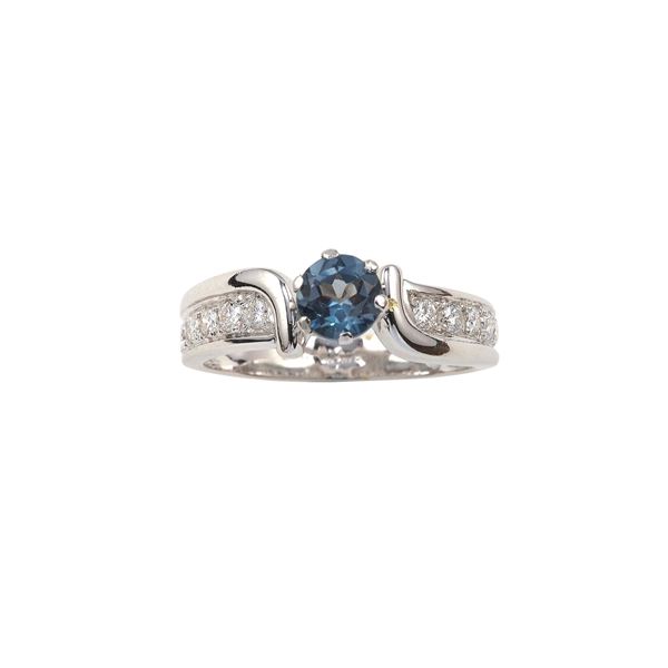 Anello con topazio azzurro diamanti