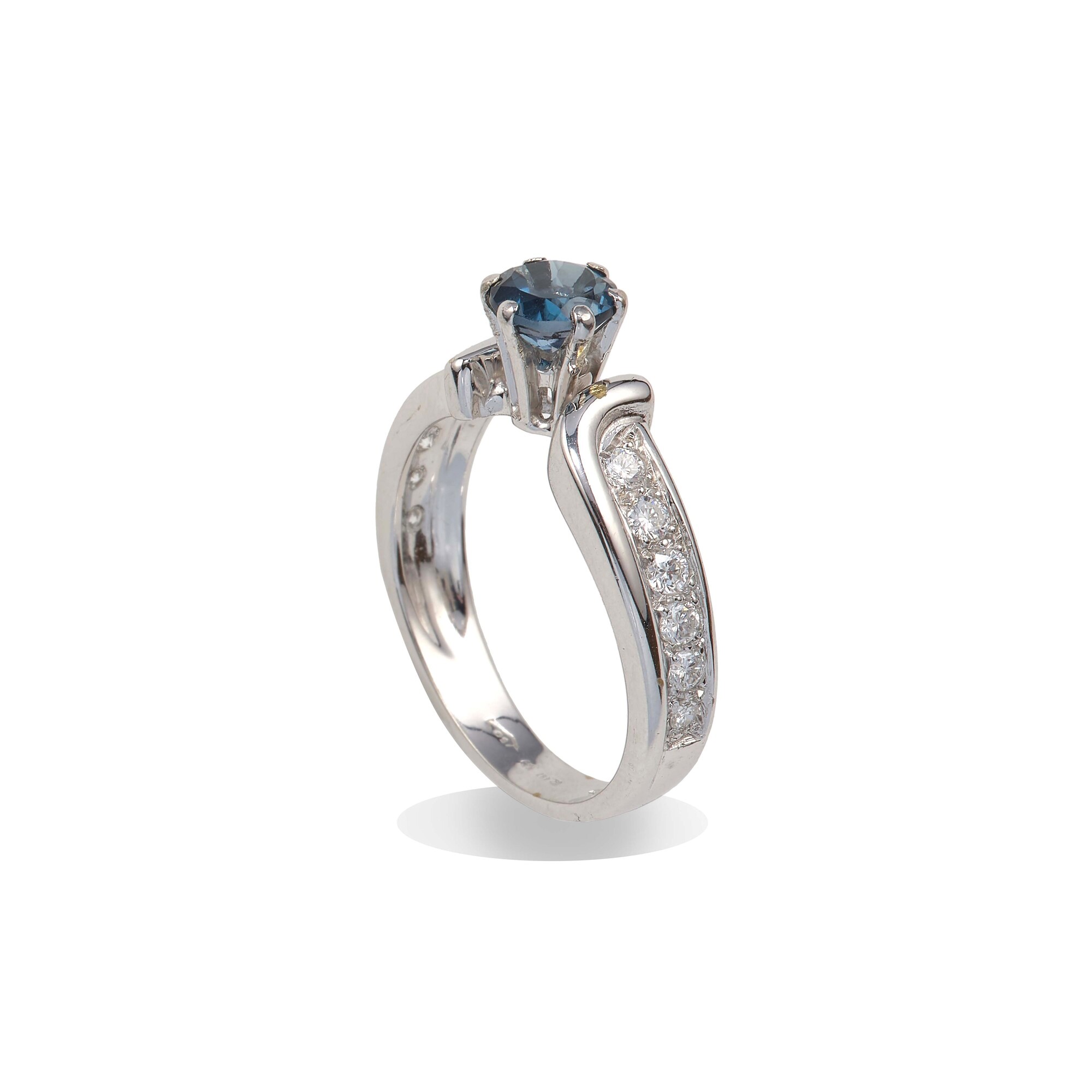 Anello con topazio azzurro e diamanti, montatura in oro bianco 750/1000