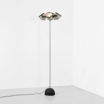 Lampada da terra mod. 1405, metallo cromato, ghisa e plastica