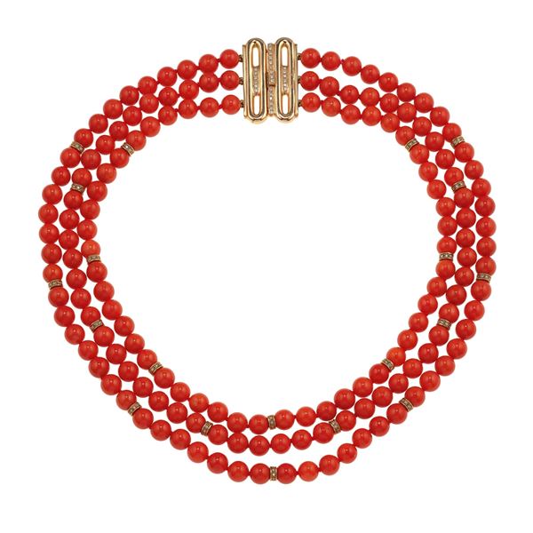 Collana a tre fili di corallo con piccoli diamanti