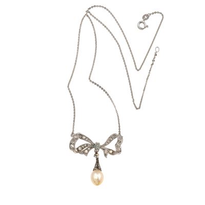 Girocollo con pendente “fiocco”, montatura in oro bianco 750/1000 con piccoli diamanti e perla co...