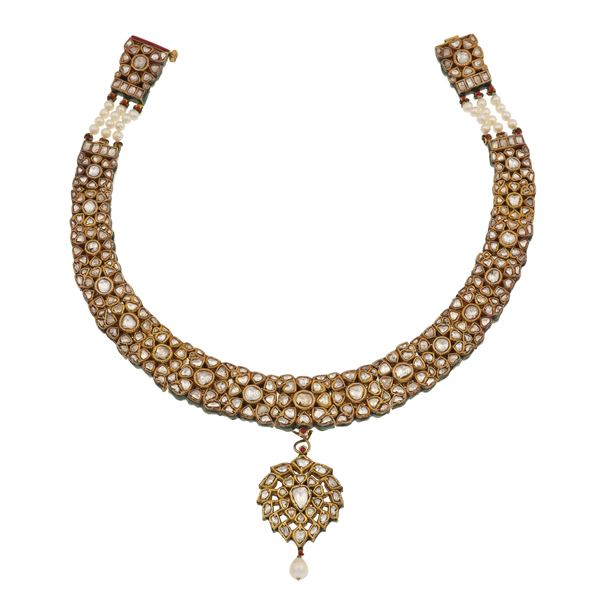 Collana in oro con smalti policromi, diamanti "flat-cut" e perle