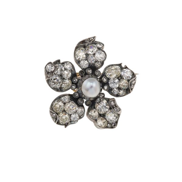 Spilla "fiore" con diamanti di vecchio taglio e perla centrale