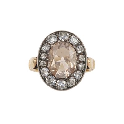 Anello in oro giallo e argento con diamante taglio ovale di circa 1.50 ct e piccoli diamanti a co...