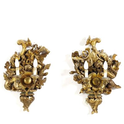 Coppia di appliques in legno intagliato e dorato, cm 45X21X68